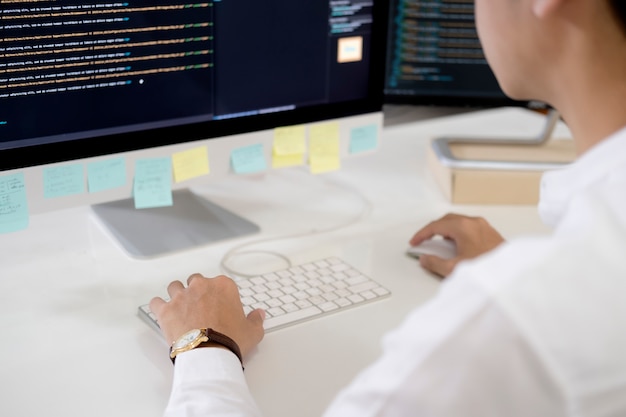 Programmerer koder og programmerer programvare