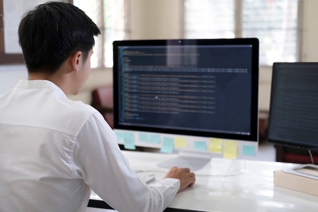 Programmerer koder og programmerer programvare