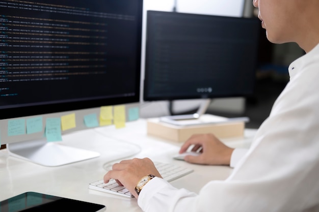 Programmerer koder og programmerer programvare