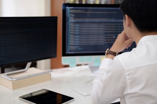Programmerer koder og programmerer programvare