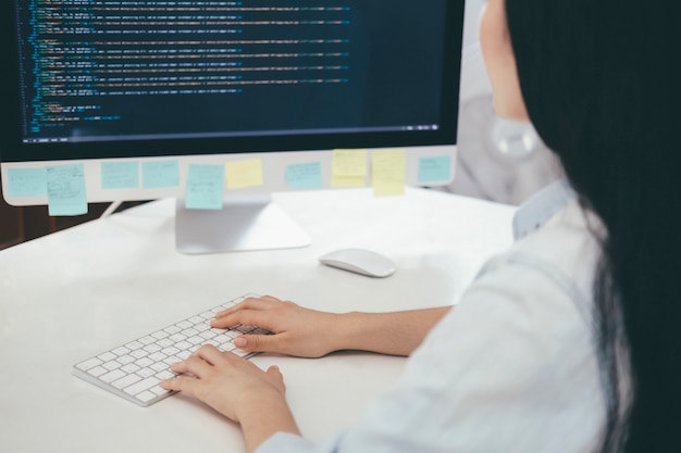 Programmerer koder og programmerer programvare