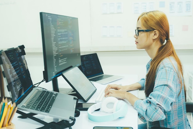 Programmerer koder og programmerer programvare
