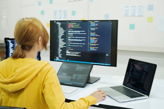Programmerer koder og programmerer programvare