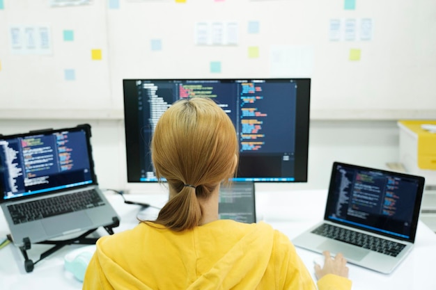 Programmerer koder og programmerer programvare