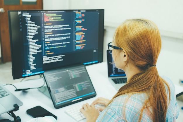 Programmerer koder og programmerer programvare