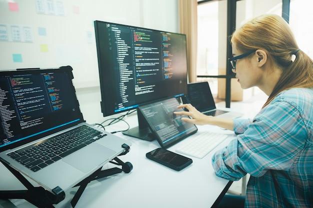 Programmerer koder og programmerer programvare