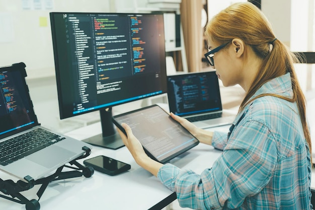 Programmerer koder og programmerer programvare