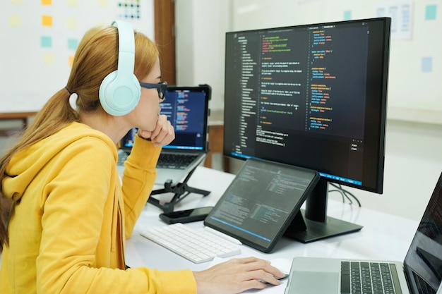 Programmerer koder og programmerer programvare