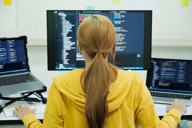 Programmerer koder og programmerer programvare