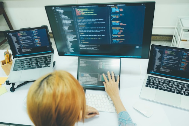 Programmerer koder og programmerer programvare