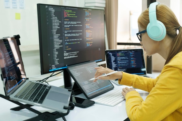 Programmerer koder og programmerer programvare