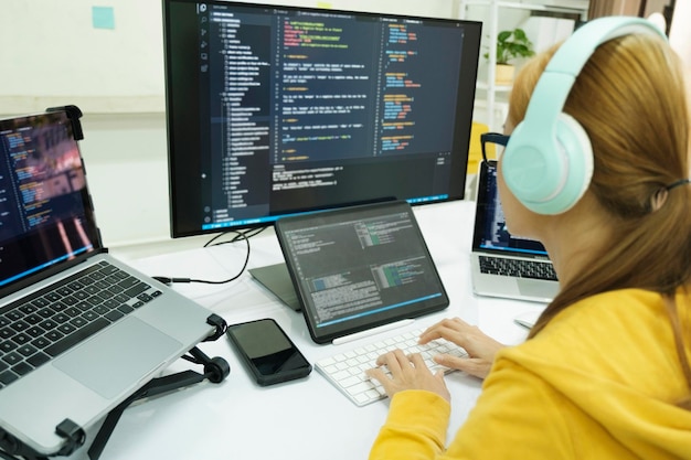 Programmerer koder og programmerer programvare
