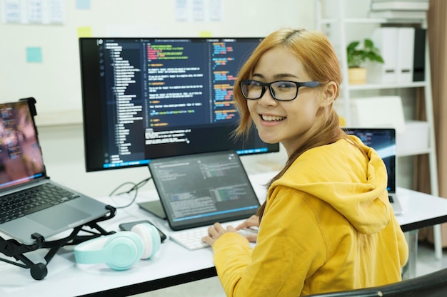 Programmerer koder og programmerer programvare