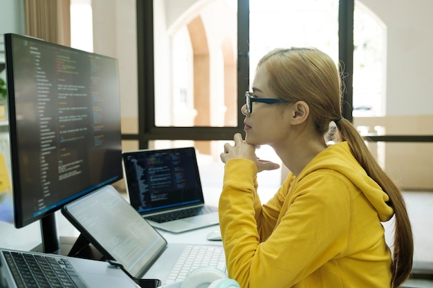 Programmerer koder og programmerer programvare