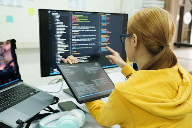 Programmerer koder og programmerer programvare